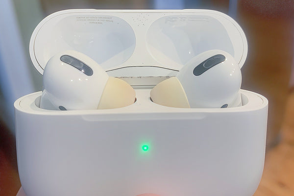 Repairing Oxidized Contacts on AirPods Cases: Eraser vs. Precision Cleaning Tools